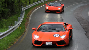 Lamborghini Aventador LP700-4 orange face avant vue de haut