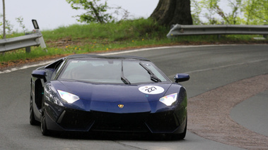 Lamborghini Aventador Roadster LP700-4 bleu 3/4 avant droit