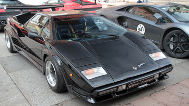 Lamborghini Countach noir 3/4 avant droit