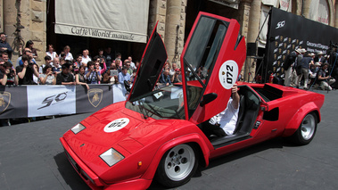 Lamborghini Countach rouge 3/4 avant gauche portes ouvertes
