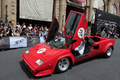 Lamborghini Countach rouge 3/4 avant gauche portes ouvertes