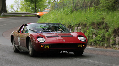 Lamborghini Miura bordeaux 3/4 avant droit filé