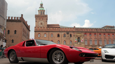 Lamborghini Miura rouge 3/4 avant droit