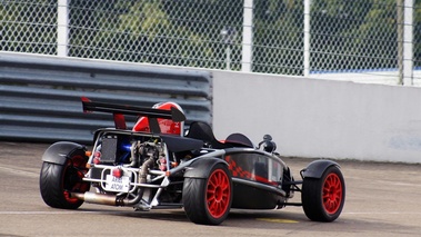 Autodrome Radical Meeting - Ariel Atom rouge 3/4 arrière droit penché