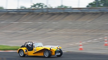 Autodrome Radical Meeting - Caterham Super 7 jaune 3/4 avant droit filé