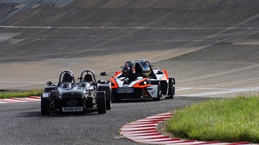 Autodrome Radical Meeting - Caterham Super 7 V8 anthracite face avant & KTM X-Bow R blanc/orange 3/4 avant gauche