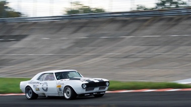 Autodrome Radical Meeting - Chevrolet Camaro blanc 3/4 avant droit filé