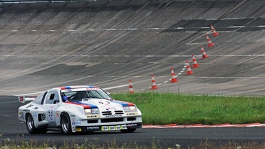 Autodrome Radical Meeting - Chevrolet Camaro GT2 blanc 3/4 avant droit