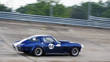 Autodrome Radical Meeting - Chevrolet Corvette C2 bleu/blanc 3/4 arrière droit filé