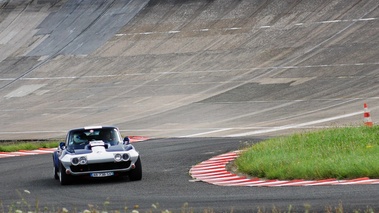 Autodrome Radical Meeting - Chevrolet Corvette C2 bleu/blanc face avant penché