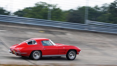 Autodrome Radical Meeting - Chevrolet Corvette C2 rouge 3/4 arrière droit filé