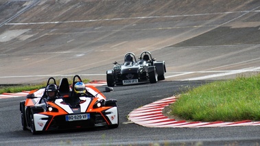 Autodrome Radical Meeting - KTM X-Bow R blanc/orange 3/4 avant droit penché & Caterham Super 7 V8 anthracite 3/4 avant gauche penché