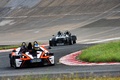 Autodrome Radical Meeting - KTM X-Bow R blanc/orange 3/4 avant droit penché & Caterham Super 7 V8 anthracite 3/4 avant gauche penché