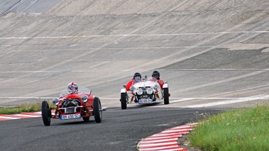 Autodrome Radical Meeting - Morgan Three-Wheeler rouge & blanc face avant