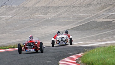 Autodrome Radical Meeting - Morgan Three-Wheeler rouge & blanc face avant