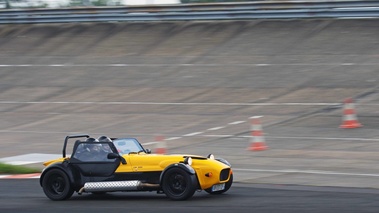 Autodrome Radical Meeting - Westfield FW300 jaune 3/4 avant droit filé