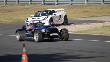 Autodrome Radical Meeting 2012 - Caterham V8 noir 3/4 avant droit