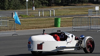 Autodrome Radical Meeting 2012 - Morgan Three Wheeler blanc 3/4 arrière droit