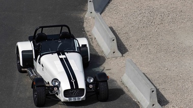 Caterham R500 blanc 3/4 avant droit vue de haut