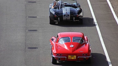 Chevrolet Corvette C2 rouge face arrière vue de haut