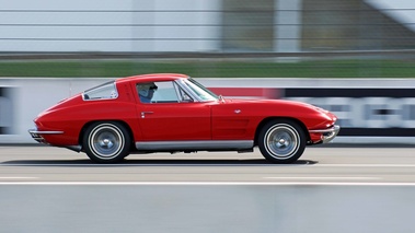 Chevrolet Corvette C2 rouge filé