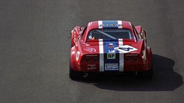 Chevrolet Corvette C3 rouge face arrière vue de haut