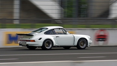 Porsche 911 Carrera 3.0 RSR blanc 3/4 arrière droit filé