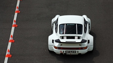 Porsche 911 Carrera 3.0 RSR blanc face arrière vue de haut