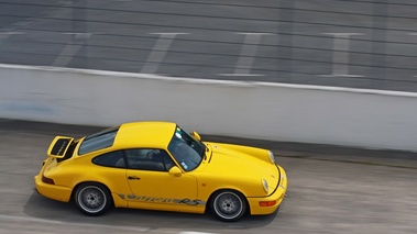 Porsche 964 Carrera RS jaune filé vue de haut