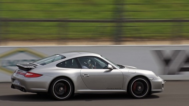 Porsche 997 Carrera 4 GTS gris 3/4 arrière droit filé