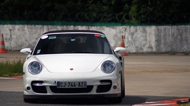 Porsche 997 Turbo Cabriolet blanc face avant