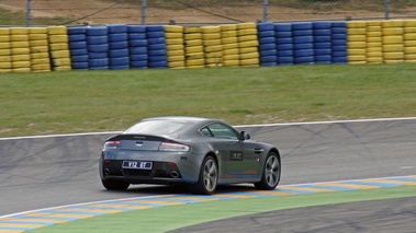 Aston Martin V12 Vantage anthracite 3/4 arrière droit filé