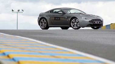 Aston Martin V12 Vantage anthracite 3/4 avant droit