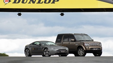 Aston Martin V12 Vantage anthracite & Land Rover Discovery V8 HSE marron 3/4 avant droit