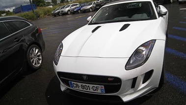 Jaguar F-Type V6S blanc face avant penché