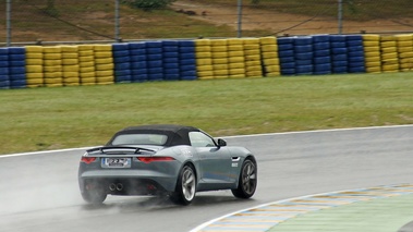 Jaguar F-Type V6S bleu 3/4 arrière droit filé