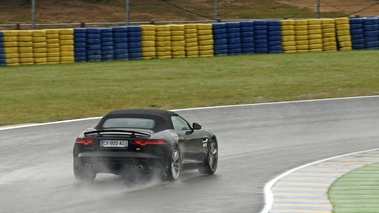 Jaguar F-Type V8S noir 3/4 arrière droit filé