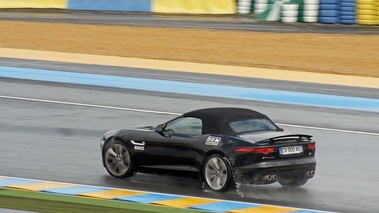 Jaguar F-Type V8S noir 3/4 arrière gauche filé vue de haut 2