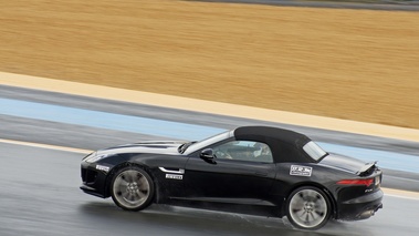 Jaguar F-Type V8S noir filé vue de haut