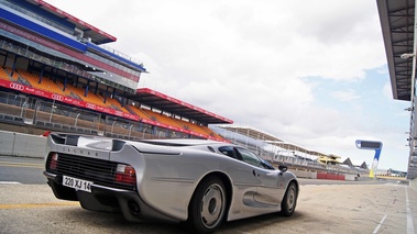 Jaguar XJ220 gris 3/4 arrière droit penché