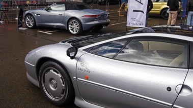 Jaguar XJ220 gris jante