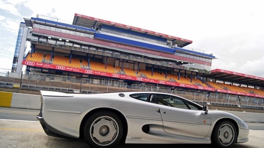 Jaguar XJ220 gris profil