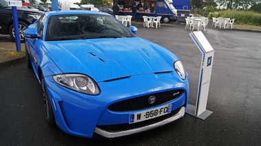 Jaguar XKR-S bleu 3/4 avant droit