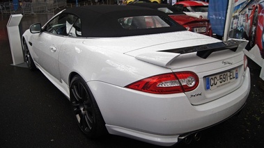 Jaguar XKR-S Cabriolet blanc 3/4 arrière gauche