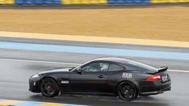 Jaguar XKR-S noir 3/4 arrière gauche filé vue de haut