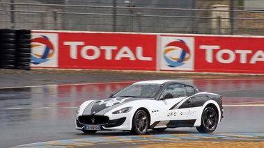 Maserati GranTurismo Sport blanc/noir 3/4 avant gauche filé