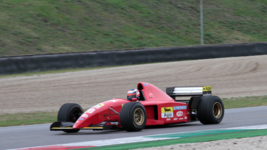 Ferrari Finali Mondiali 2011 - Mugello - F1 rouge 3/4 avant gauche filé penché