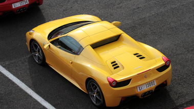 Ferrari Finali Mondiali 2011 - Mugello - 458 Spider jaune 3/4 arrière gauche vue de haut