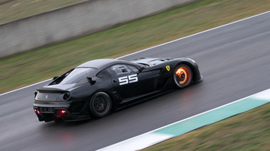 Ferrari Finali Mondiali 2011 - Mugello - 599XX noir 3/4 arrière droit filé penché vue de haut