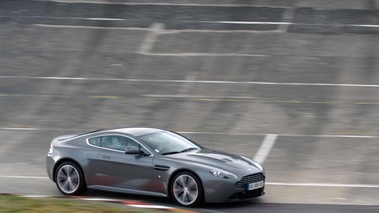 GT Prestige 2012 - Montlhéry - Aston Martin V12 Vantage anthracite 3/4 avant droit filé